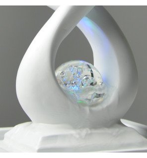  fontaine décorative blanche associée à des plantes vertes pour une ambiance naturelle