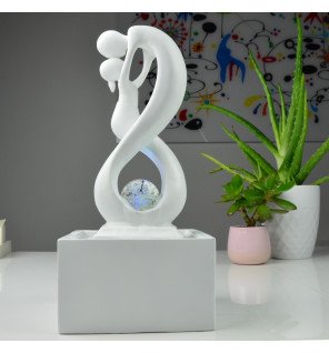  fontaine amor blanc utilisée comme centre de table dans une salle à manger contemporaine