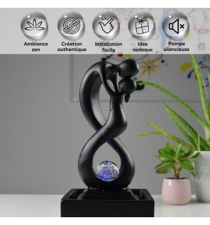  ambiance apaisante avec reflets d'eau sur la surface sombre de la fontaine