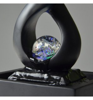  fontaine décorative noire entourée de galets pour une touche naturelle