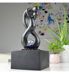  détail du socle moderne et élégant de la fontaine d'intérieur