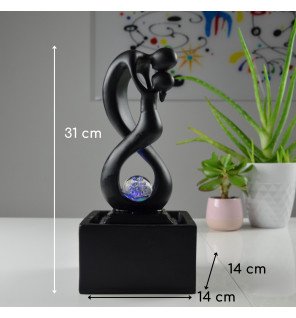  vue latérale montrant la hauteur et la forme contemporaine de la fontaine