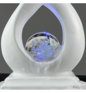  fontaine d'intérieur posée près de plantes vertes pour une ambiance naturelle