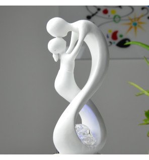  détail sur le flux d'eau apaisant de la fontaine moderne