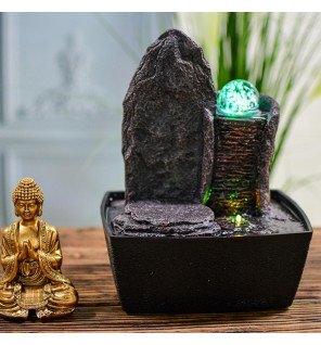  fontaine décorative allumée dans une pièce à la lumière tamisée