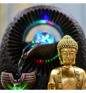  fontaine d'intérieur vue de côté mettant en valeur la texture de la résine