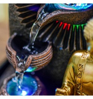  fontaine bouddha allumée dans une chambre pour une ambiance propice à la méditation