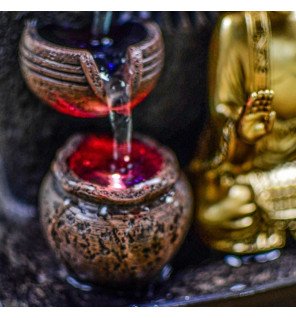  fontaine d'intérieur bhava bouddha utilisée comme objet de décoration sur une étagère
