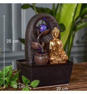  gros plan sur la base de la fontaine montrant les détails du socle et de l'eau