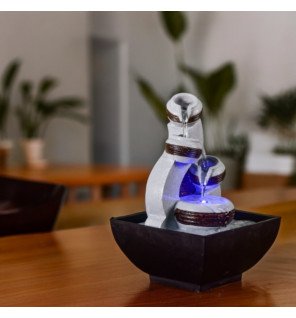  détail du jet d'eau illuminé par la lumière led dans un salon moderne