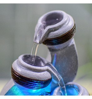  vue latérale de la fontaine kara avec son design épuré et ses matériaux naturels