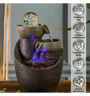  fontaine malla nature en fonctionnement avec reflets lumineux sur l'eau