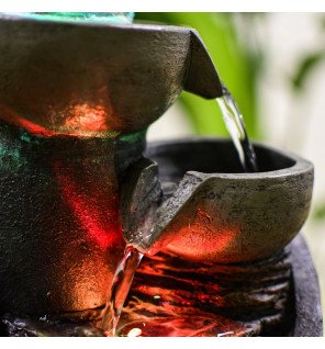  fontaine d'intérieur malla nature installée près de plantes vertes pour une ambiance naturelle