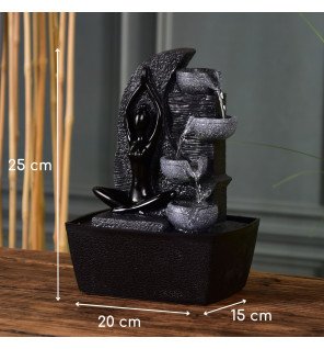  détail sur les reflets de l'eau et la texture de la fontaine sous la lumière