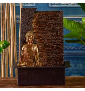  détail sur le flux d'eau qui s'écoule doucement sur la statue