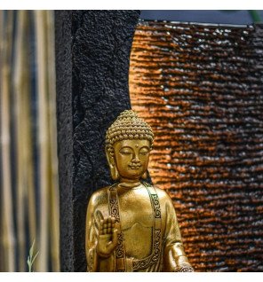  fontaine bouddha entourée de plantes vertes pour une touche naturelle