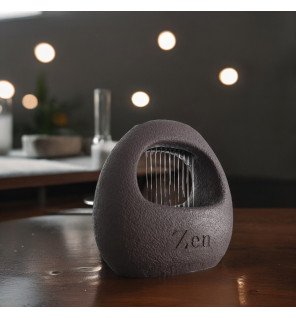  fontaine décorative compacte posée sur une table de salon avec lumière douce