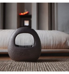  fontaine cesta installée dans un coin zen avec plantes vertes et galets