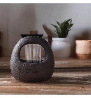  fontaine d'intérieur utilisée comme élément de décoration sur une étagère moderne