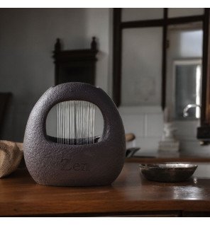  ambiance tamisée avec la fontaine allumée diffusant une lueur chaleureuse