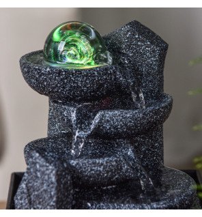  fontaine compacte idéale pour petits espaces comme une étagère ou une table de chevet