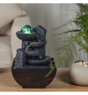  mise en scène de la fontaine avec des plantes vertes pour accentuer le côté naturel