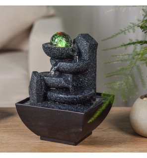  fontaine lopo en fonctionnement avec reflets de l'eau sur la surface