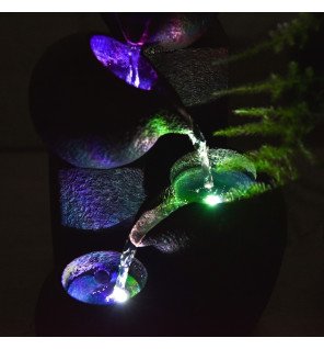  fontaine d'intérieur en pierre et verre luba placée dans une entrée pour accueillir les invités