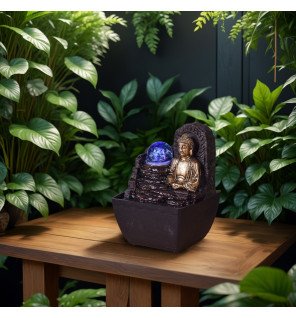  vue rapprochée sur l'écoulement d'eau relaxant de la fontaine