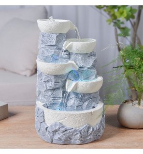  vue rapprochée de la fontaine ganda mettant en valeur la texture naturelle et l'éclairage led