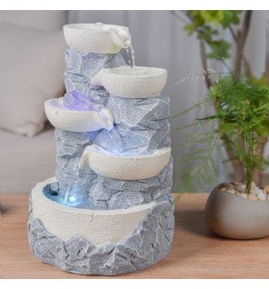  fontaine décorative nature ganda placée près de plantes vertes pour un effet naturel