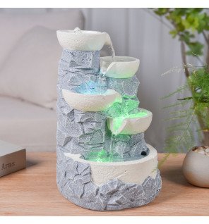  détail de la lumière led diffusant une lueur chaleureuse sur la fontaine