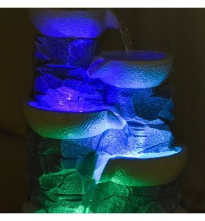  fontaine d'intérieur nature ganda utilisée comme élément de décoration dans une chambre zen