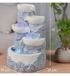  vue latérale de la fontaine montrant l'écoulement harmonieux de l'eau