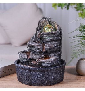  détail du bassin de la fontaine avec reflets de l'eau et lumière tamisée