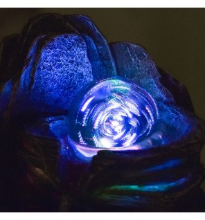  gros plan sur l'écoulement de l'eau et les galets décoratifs de la fontaine