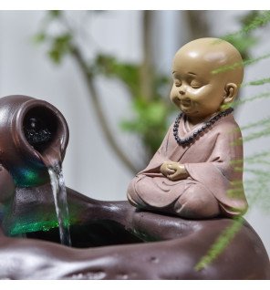  ambiance tamisée autour de la fontaine bouddha avec lumière douce diffusée par les leds