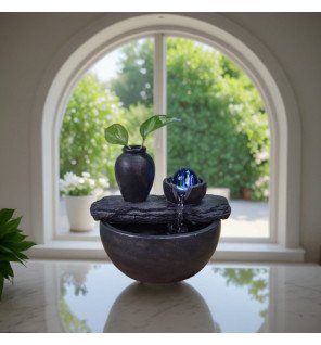  détail du socle texturé et du design naturel de la fontaine