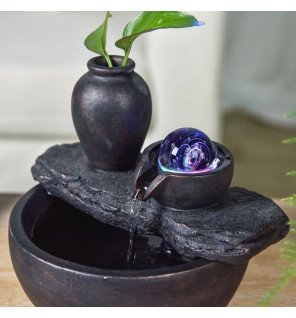  vue latérale montrant la hauteur et la forme élégante de la fontaine