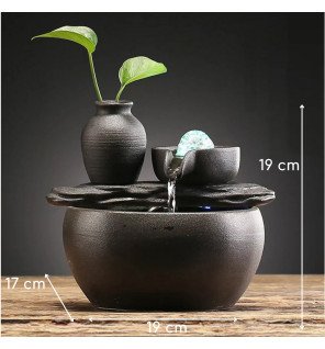  fontaine d'intérieur en fonctionnement avec reflets lumineux sur l'eau