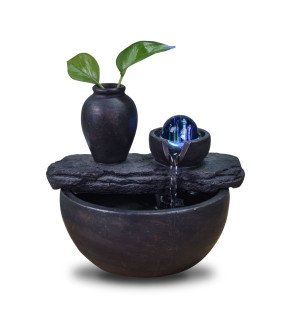  fontaine zen'light installée près d'une plante verte pour accentuer l'effet nature