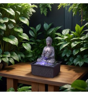  ambiance cocooning avec la fontaine bouddha placée près de plantes vertes
