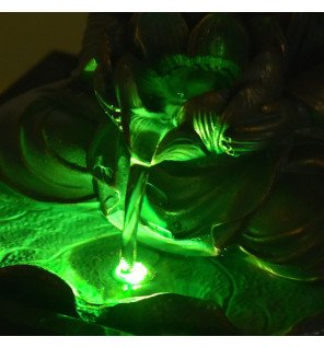  fontaine bouddha sutra en fonctionnement sur un meuble en bois clair pour une touche naturelle