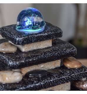  fontaine zen'light utilisée comme élément décoratif sur un bureau pour favoriser la concentration