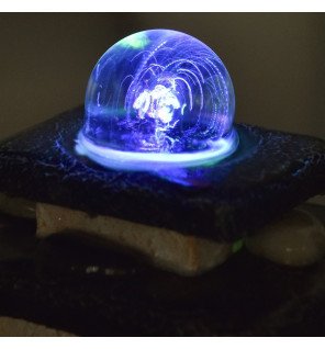  ambiance tamisée avec la fontaine allumée en arrière-plan d'une pièce de méditation