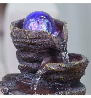  vue rapprochée de la fontaine mettant en valeur la texture de la pierre