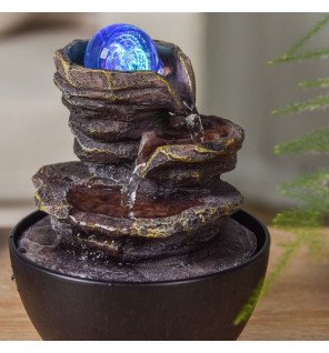  détail sur la lumière LED intégrée à la fontaine pour une ambiance chaleureuse