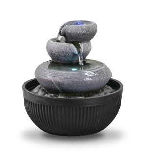  mise en scène de la fontaine geelong entourée de plantes vertes pour un espace détente