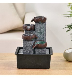  lumière led intégrée à la fontaine mettant en valeur le flux d'eau