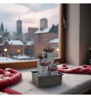  ambiance cocooning avec la fontaine allumée en arrière-plan d’un espace détente
